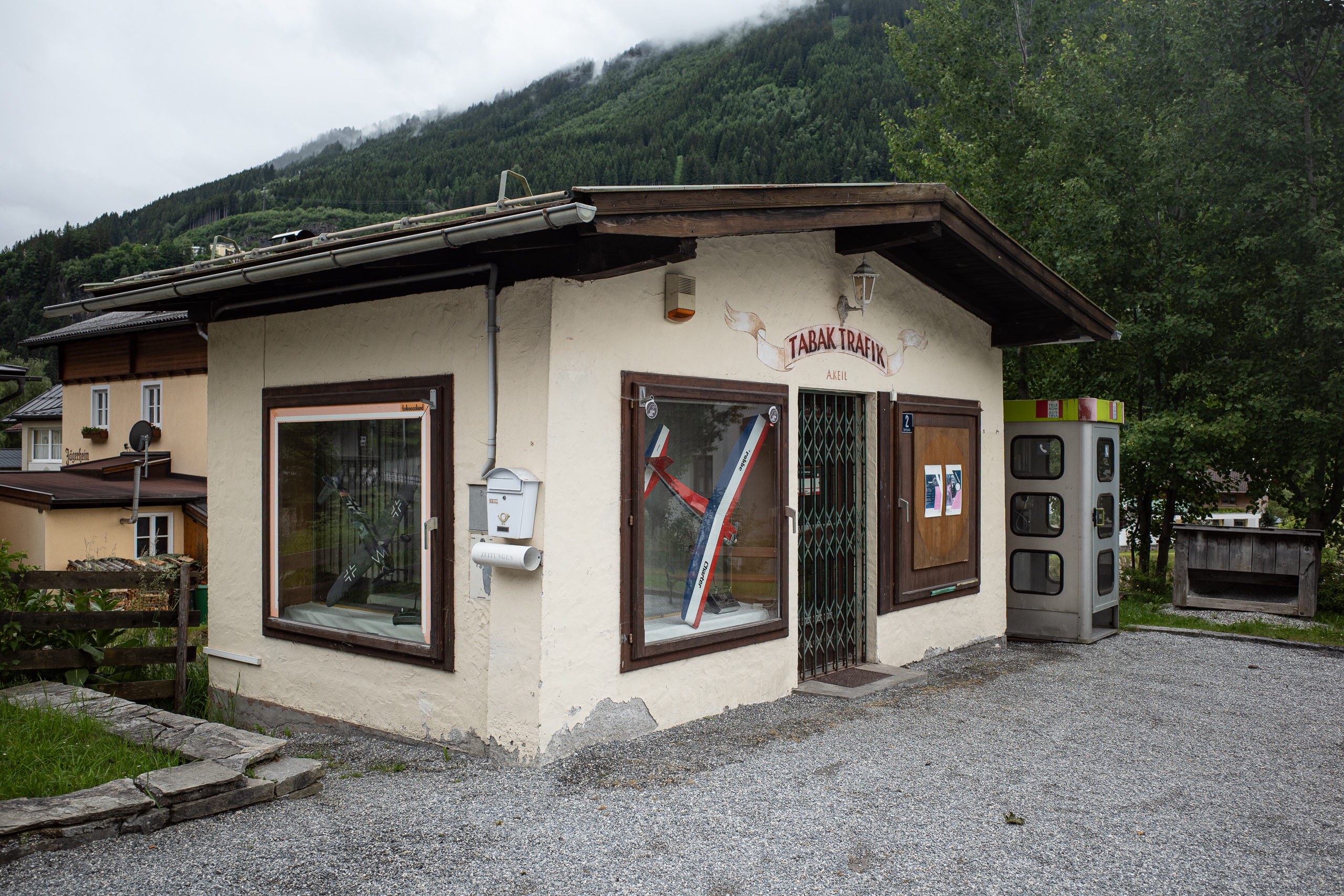 Tabak Trafik am Weg – im Schaufenster stehen Modellflugzeuge